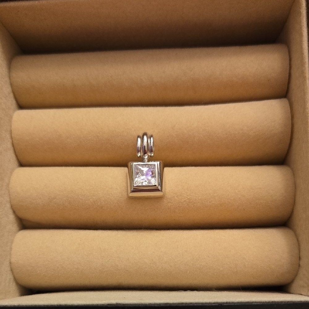Elegant Silver Pendant with Rhinstone